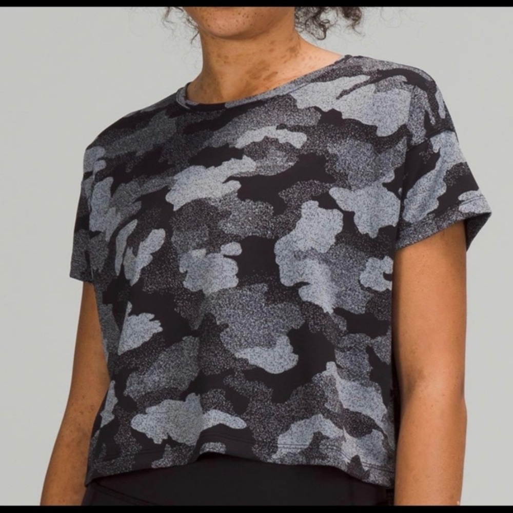 Lululemon Cates Tee‎ Shirt Top Women 4 Black Gray Camo Stretch Sporty Gorpcore - Picture 6 of 14